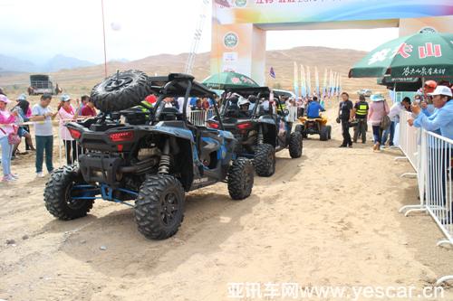 參賽車輛整裝待發(fā)。.jpg