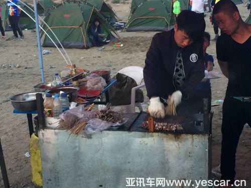 美味燒烤是游人的最愛。.jpg