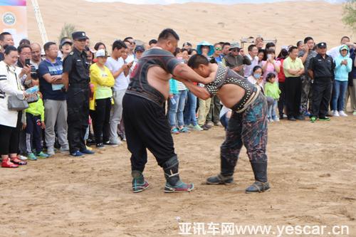 蒙古摔跤比賽進行得緊張激烈。.jpg