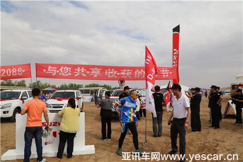 消費者在江西五十鈴展位觀賞.JPG