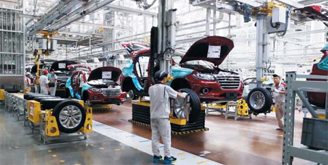 生產(chǎn)中國長城汽車旗下SUV品牌哈弗（Haval）的中國天津工廠的工人正在組裝汽車。(圖片來源：韓國《朝鮮日報》網(wǎng)站)