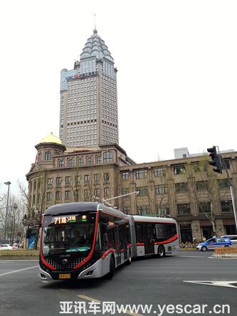 宇通智能雙源無(wú)軌電車(chē)亮相 這種車(chē)年內(nèi)有望在農(nóng)業(yè)路開(kāi)跑 宇通智能雙源無(wú)軌電車(chē)亮相 這種車(chē)年內(nèi)有望在農(nóng)業(yè)路開(kāi)跑