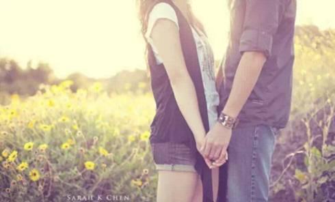 最后這件事，徹底讓美佳對(duì)我死心了。  我和美佳在一起三年了，我以為最終我一定會(huì)跟她在一起，或許正式因?yàn)檫@份自信，覺得這是必然的結(jié)果，讓我疏忽了這份感情。人就是這樣，直到失去后才知道后悔。  那天淋雨、碰上連續(xù)加班，美佳跟我說她累病了，發(fā)燒到39度，迷迷糊糊間不能起床，請(qǐng)了假在家里躺著，難受。  她給我發(fā)信息說：“阿勇，我生病了，你能過來照顧我嘛！”  可是我呢？當(dāng)時(shí)我正在開會(huì)，現(xiàn)場(chǎng)來的都是大領(lǐng)導(dǎo)，這對(duì)我來說是一次機(jī)會(huì)，于是，我偷偷的回了個(gè)信息，也正是這個(gè)信息，讓我失去了自己從來不知道珍惜，但對(duì)自己卻無比重要的女孩。  “發(fā)燒是小事，吃點(diǎn)藥睡一覺就好了，多喝點(diǎn)開水。”后來，美佳告訴我，她當(dāng)時(shí)差點(diǎn)摔了電話。  她還告訴我，在自己最需要?jiǎng)e人關(guān)心的時(shí)候，恰巧魏先生打來電話，說提供修改數(shù)據(jù)，一聽她發(fā)燒，問了地址就趕了過去，買了退燒藥和白米粥。美佳說，在魏先生遞過粥的一剎那，美佳覺得眼前這個(gè)男人才是她這生尋找的那個(gè)可以依靠的人。  魏先生就是這樣一點(diǎn)一點(diǎn)走進(jìn)了美佳的心里，而我卻一步步走出來。   美佳跟我說，當(dāng)時(shí)魏先生向她求婚，很認(rèn)真的對(duì)她說：親愛的，嫁給我，我要讓你擁有一個(gè)童話般的婚禮！穿上最美最潔白的婚紗，坐上華貴的皇家馬車，在眾多親朋好友的簇?fù)硐?，款款進(jìn)入結(jié)婚禮堂，在“婚禮進(jìn)行曲”中，緩緩向我走來，全場(chǎng)的燈光和目光都聚集在你身上，當(dāng)你牽住我的手時(shí)，我會(huì)讓你感覺到你是世界上最幸福的新娘，我愿傾盡一生，陪你去做一場(chǎng)有你的夢(mèng)，做你一生相伴的人！那晚，美佳“醉”了，整夜都是在馬車、游艇、草坪、教堂.......夢(mèng)境中遨游！  于是，她想起以前跟我提起她想怎么安排我們的婚禮時(shí)，我只是淡淡的說：我爸媽鄉(xiāng)下還有老房子，按照鄉(xiāng)下規(guī)矩，擺個(gè)十幾桌，吃上個(gè)三天三夜，親戚朋友熱鬧一下，就好了。  當(dāng)時(shí)美佳說她聽了我的話后內(nèi)心拔涼拔涼的，她夢(mèng)中的婚禮肯定不是這樣的。  所以，相處一年后，魏先生求婚的那天，美佳說她沒有一點(diǎn)遲疑就答應(yīng)了。   4.  故事的最后，魏先生從備胎上位，最終和美佳走在了一起。  他們的故事告訴我們，其實(shí)我們都需要一個(gè)溫暖的愛人，愛情是互相的，我們都要去做一個(gè)溫暖的愛人，先做好自己，才值得被愛。  美佳是真的圓滿了，找到了屬于自己的幸福，魏先生也會(huì)給她一個(gè)童話般的婚禮！