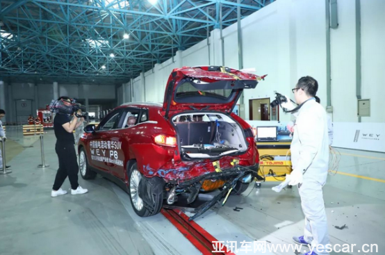 9月4號P8通發(fā)稿三：新能源大潮下，WEY P8領(lǐng)創(chuàng)插混SUV安全新高度1238.png