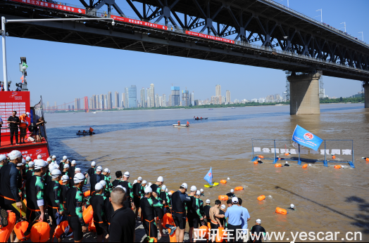 武漢國際渡江節(jié)東風方陣成功橫渡 風神攜手車主挑戰(zhàn)天塹v3-20180716335.png