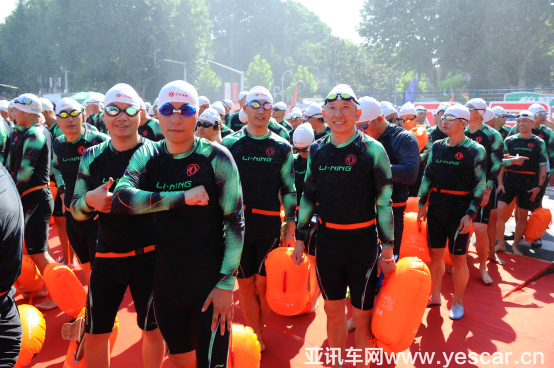 武漢國際渡江節(jié)東風方陣成功橫渡 風神攜手車主挑戰(zhàn)天塹v3-20180716532.png