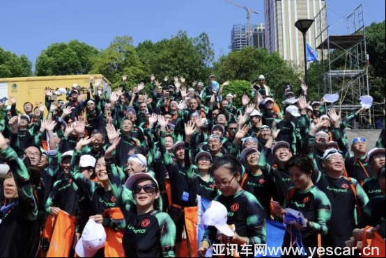 武漢國際渡江節(jié)東風方陣成功橫渡 風神攜手車主挑戰(zhàn)天塹v3-20180716779.png