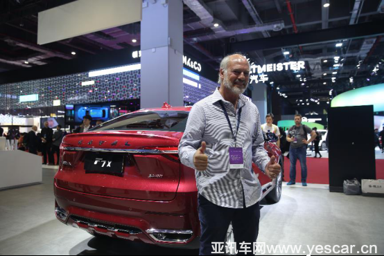 0418 f7裂變2 - 上海車展：哈弗f7&f7x智領(lǐng)全球，哈弗展臺遭外媒“圍堵”688.png