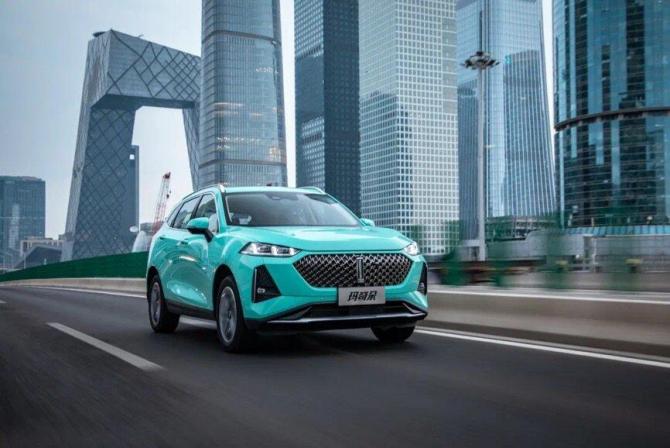 城市街道與高樓大廈的汽車

描述已自動生成