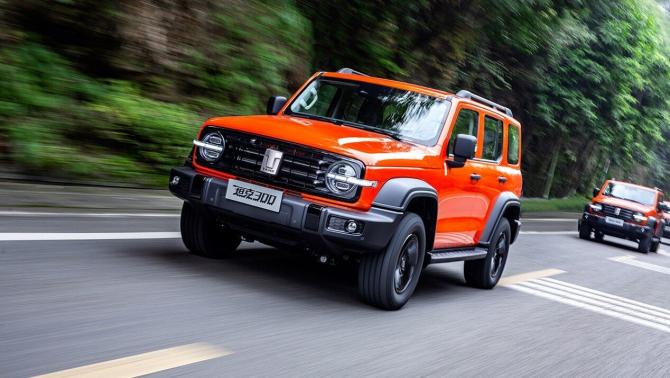 汽車行駛在路上

描述已自動生成