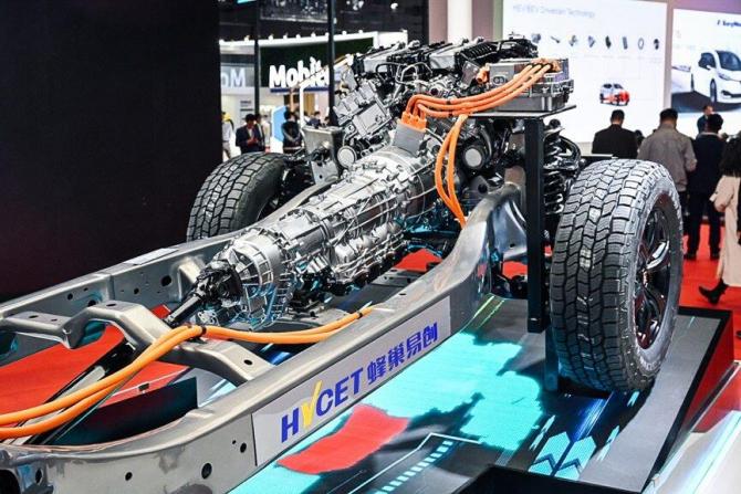 圖片包含 室內(nèi), 橙子, 卡車, 男人

描述已自動生成