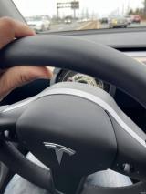 網(wǎng)曝海外特斯拉車主高速上行駛時方向盤脫落