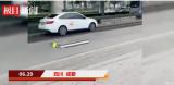四川成都一電動車行駛時電池包整個脫落